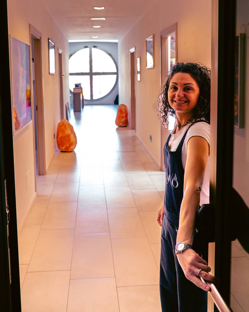 Lisa apre le porte del suo centro estetico